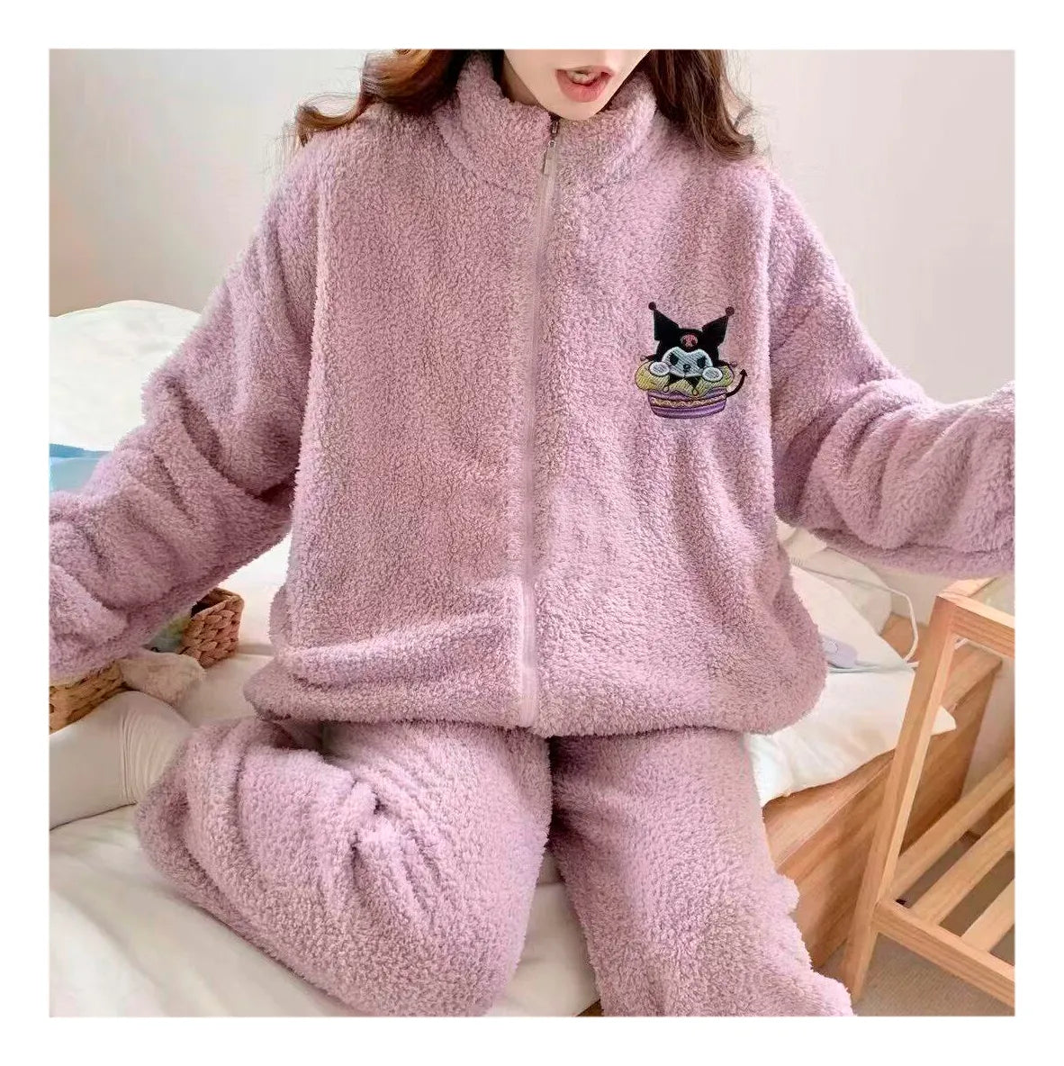 Pijama Afelpada Dama Con Cierre "Kuromi"